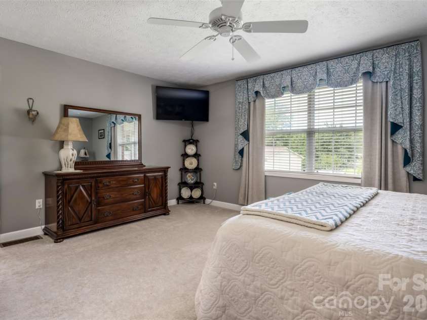 40 Meadow Drive, Horse Shoe, NC 28742.  MLS# CAR4418945, YatesRealty ID 47485. 