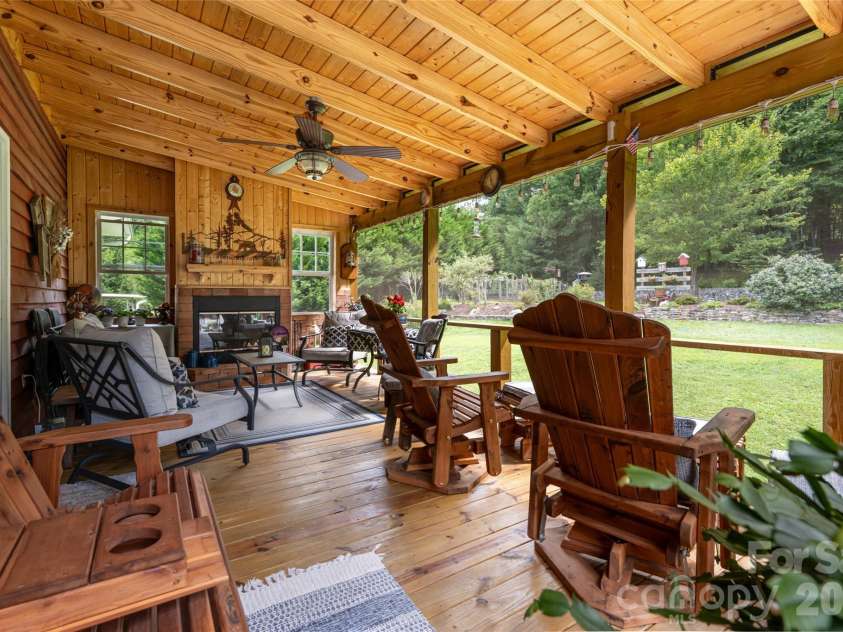 40 Meadow Drive, Horse Shoe, NC 28742.  MLS# CAR4418945, YatesRealty ID 47485. 
