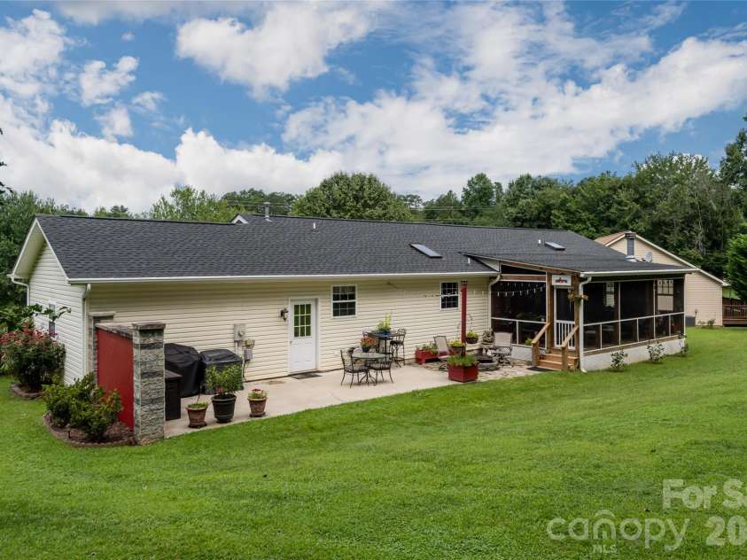 40 Meadow Drive, Horse Shoe, NC 28742.  MLS# CAR4418945, YatesRealty ID 47485. 