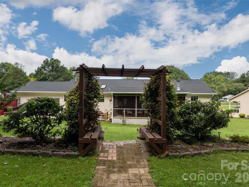 40 Meadow Drive, Horse Shoe, NC 28742.  MLS# CAR4418945, YatesRealty ID 47485. 