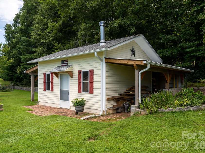 40 Meadow Drive, Horse Shoe, NC 28742.  MLS# CAR4418945, YatesRealty ID 47485. 