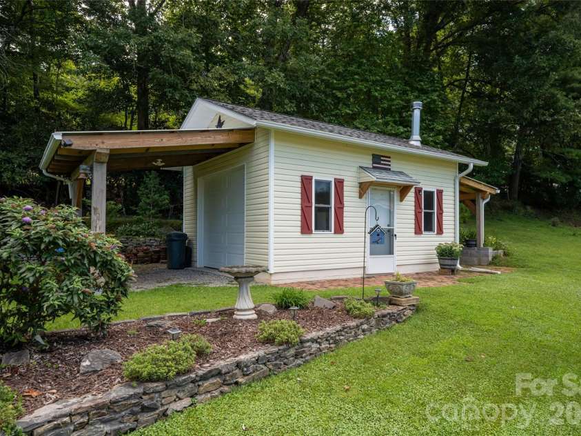 40 Meadow Drive, Horse Shoe, NC 28742.  MLS# CAR4418945, YatesRealty ID 47485. 