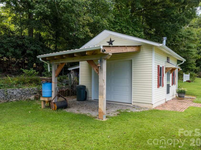 40 Meadow Drive, Horse Shoe, NC 28742.  MLS# CAR4418945, YatesRealty ID 47485. 