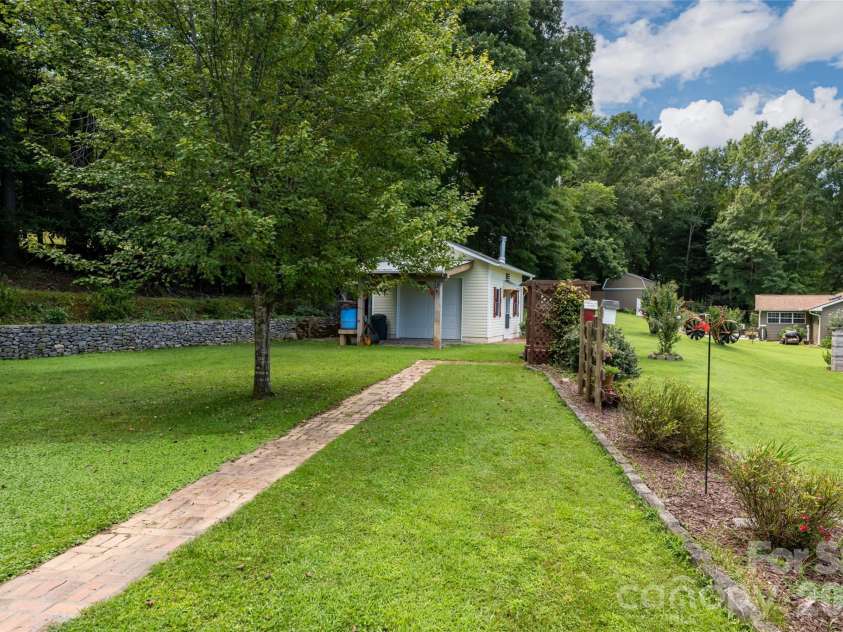 40 Meadow Drive, Horse Shoe, NC 28742.  MLS# CAR4418945, YatesRealty ID 47485. 