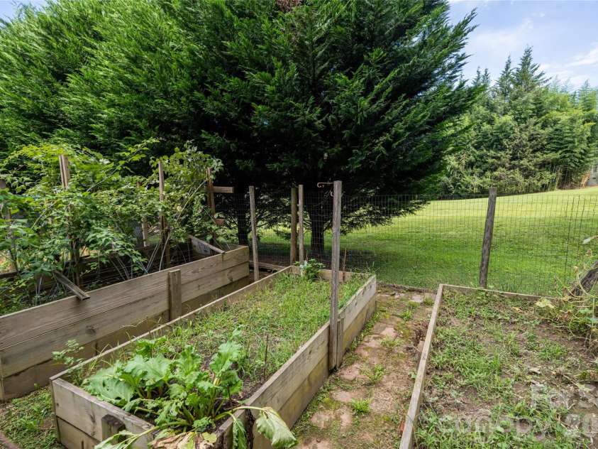 40 Meadow Drive, Horse Shoe, NC 28742.  MLS# CAR4418945, YatesRealty ID 47485. 