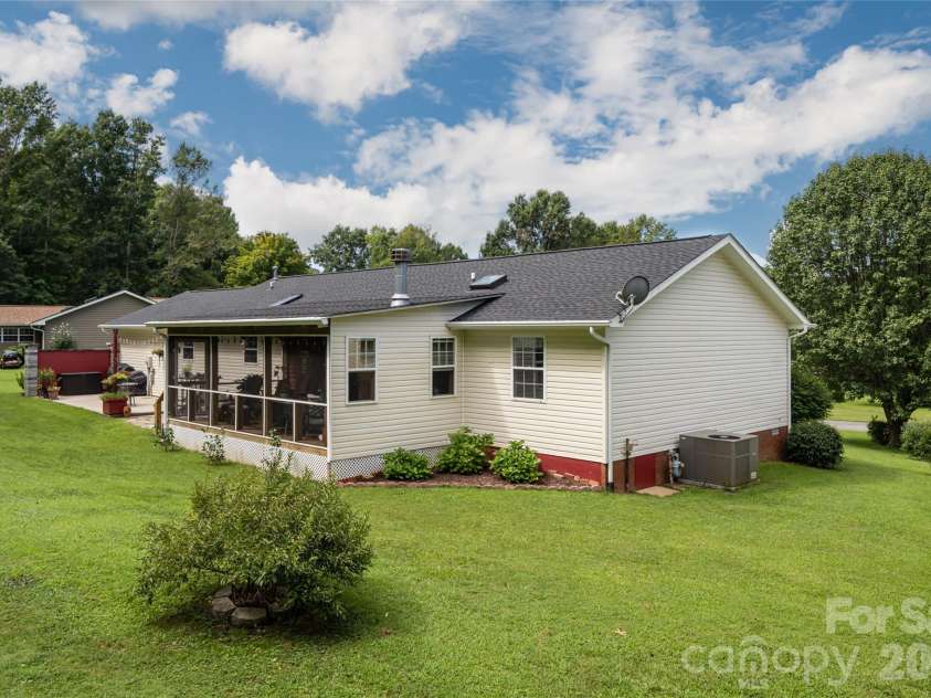 40 Meadow Drive, Horse Shoe, NC 28742.  MLS# CAR4418945, YatesRealty ID 47485. 