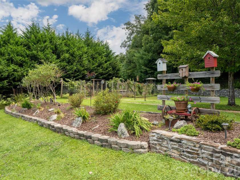 40 Meadow Drive, Horse Shoe, NC 28742.  MLS# CAR4418945, YatesRealty ID 47485. 
