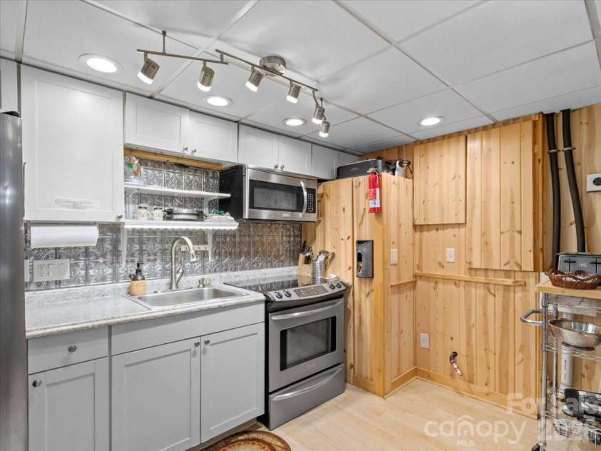 49 Pinnacle Road, Burnsville, NC 28714.  MLS# CAR4405536, YatesRealty ID 47486. 