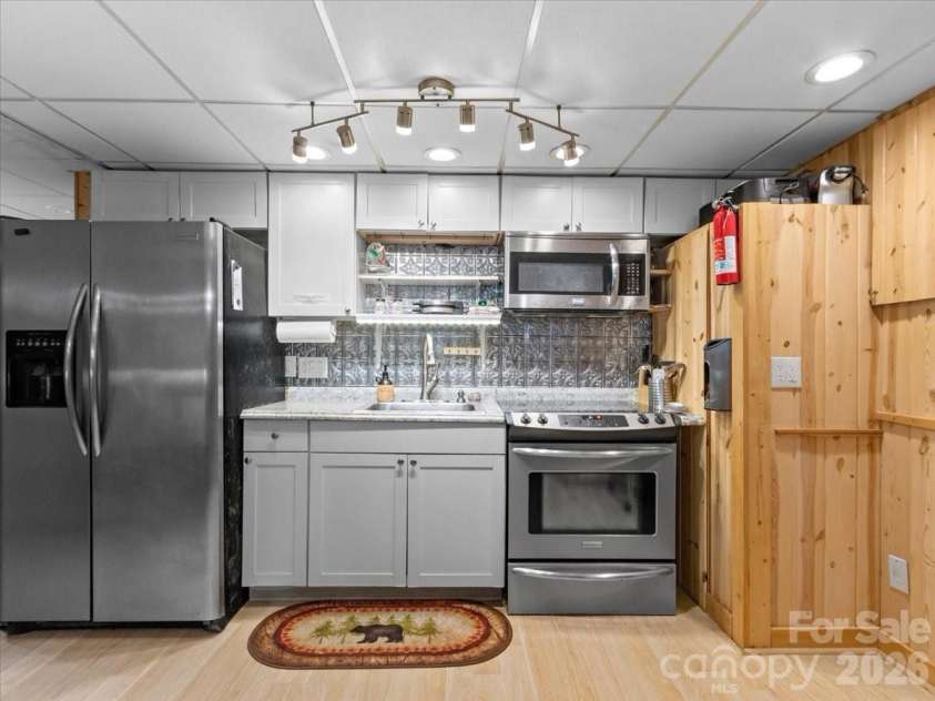 49 Pinnacle Road, Burnsville, NC 28714.  MLS# CAR4405536, YatesRealty ID 47486. 