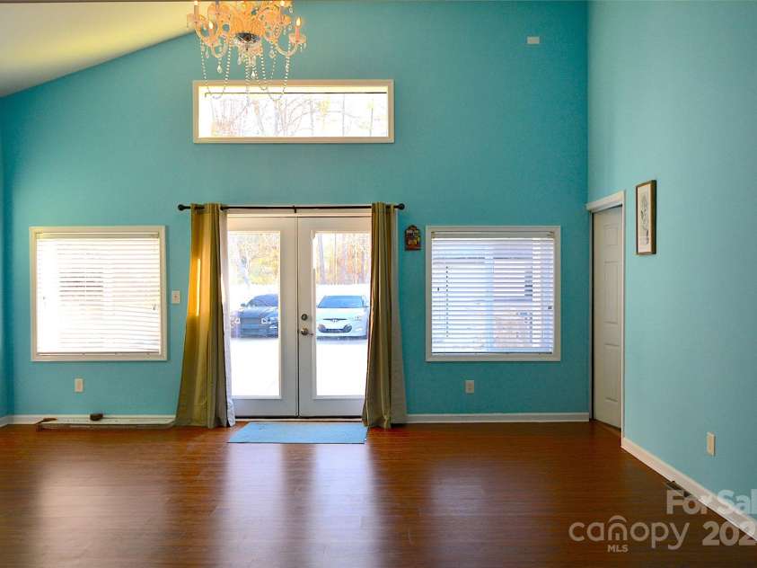6801 Barrington Drive, Charlotte, NC 28215.  MLS# CAR4327241, YatesRealty ID 4749. 