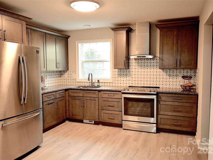 6801 Barrington Drive, Charlotte, NC 28215.  MLS# CAR4327241, YatesRealty ID 4749. 