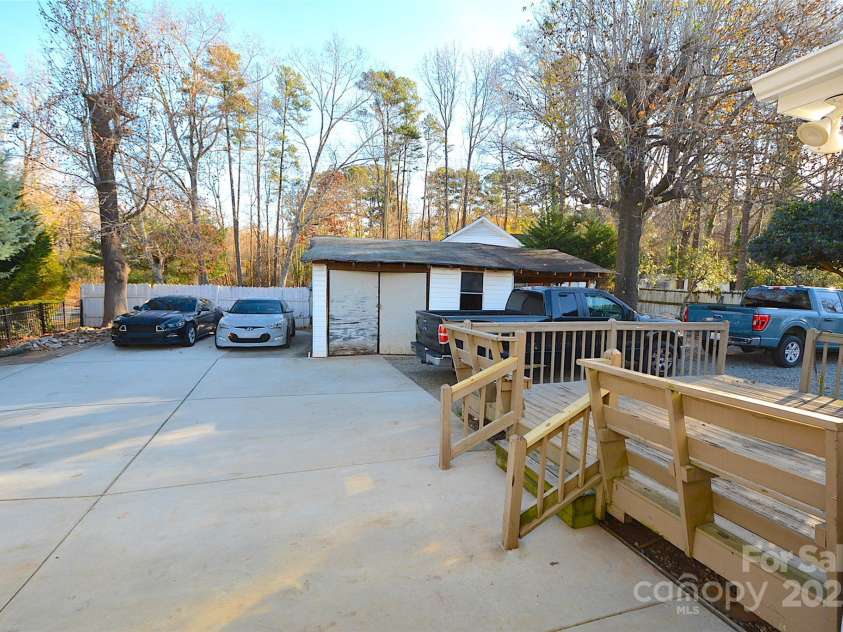 6801 Barrington Drive, Charlotte, NC 28215.  MLS# CAR4327241, YatesRealty ID 4749. 