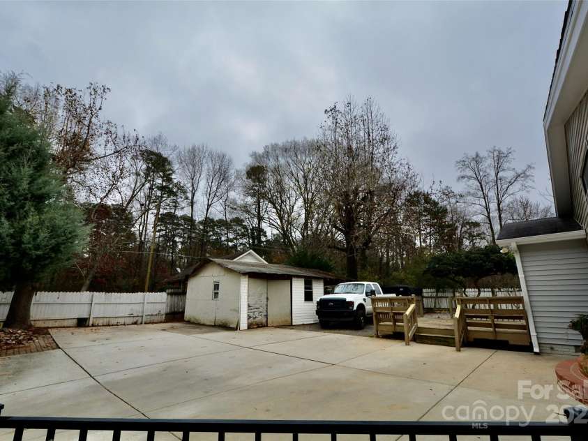 6801 Barrington Drive, Charlotte, NC 28215.  MLS# CAR4327241, YatesRealty ID 4749. 
