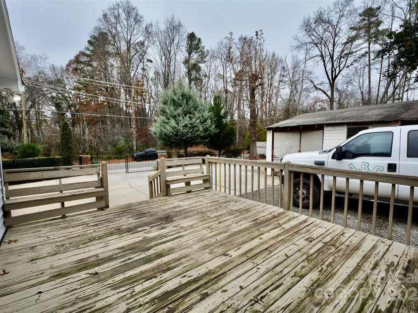 6801 Barrington Drive, Charlotte, NC 28215.  MLS# CAR4327241, YatesRealty ID 4749. 