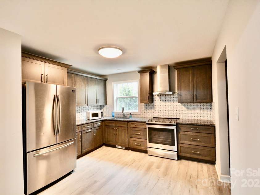 6801 Barrington Drive, Charlotte, NC 28215.  MLS# CAR4327241, YatesRealty ID 4749. 