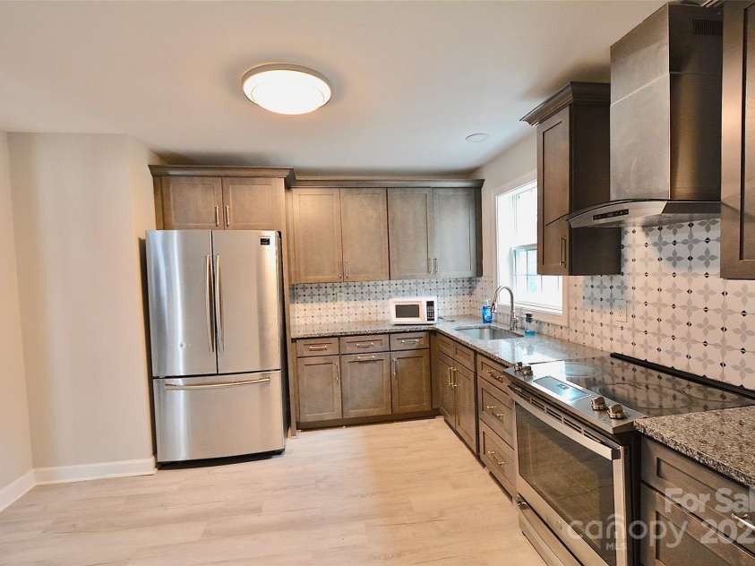 6801 Barrington Drive, Charlotte, NC 28215.  MLS# CAR4327241, YatesRealty ID 4749. 