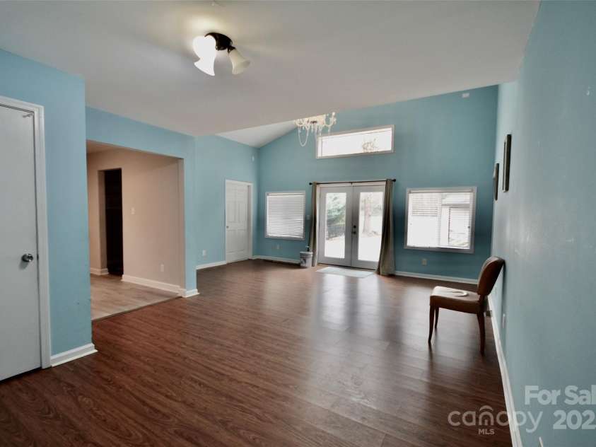 6801 Barrington Drive, Charlotte, NC 28215.  MLS# CAR4327241, YatesRealty ID 4749. 