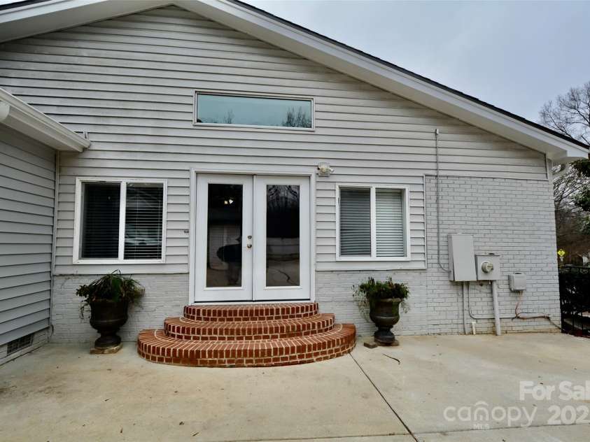 6801 Barrington Drive, Charlotte, NC 28215.  MLS# CAR4327241, YatesRealty ID 4749. 