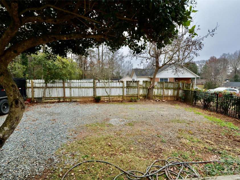6801 Barrington Drive, Charlotte, NC 28215.  MLS# CAR4327241, YatesRealty ID 4749. 