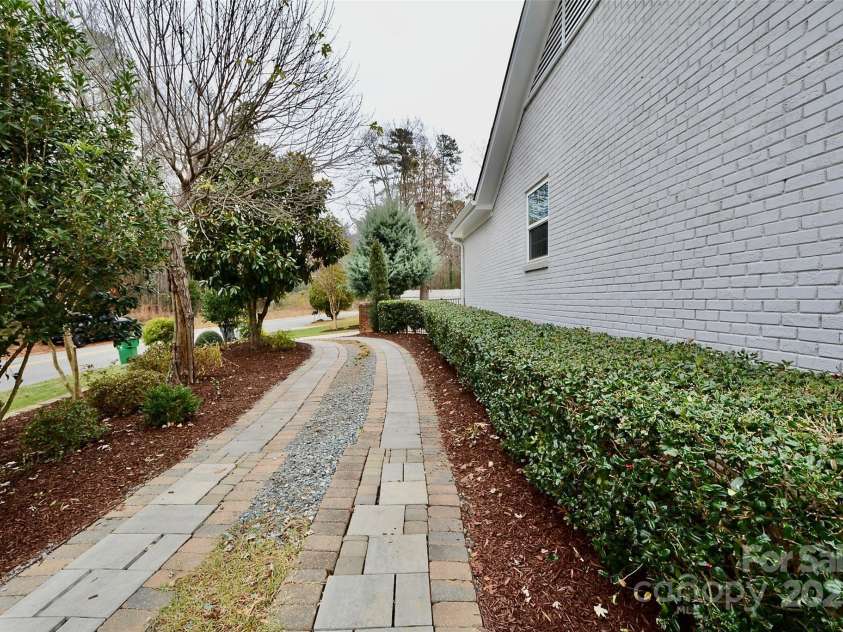 6801 Barrington Drive, Charlotte, NC 28215.  MLS# CAR4327241, YatesRealty ID 4749. 