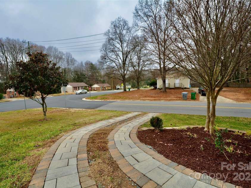 6801 Barrington Drive, Charlotte, NC 28215.  MLS# CAR4327241, YatesRealty ID 4749. 