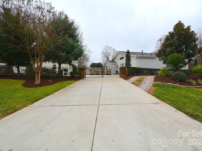 6801 Barrington Drive, Charlotte, NC 28215.  MLS# CAR4327241, YatesRealty ID 4749. 