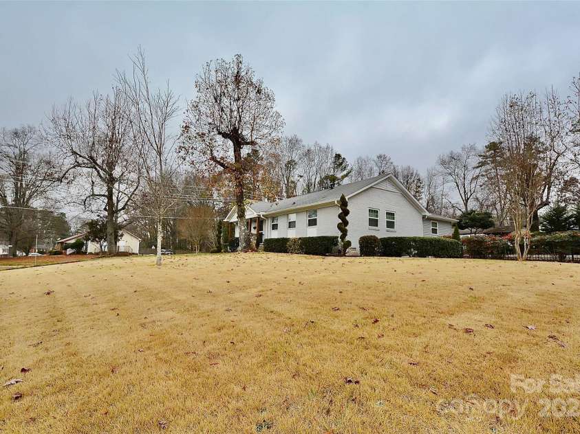 6801 Barrington Drive, Charlotte, NC 28215.  MLS# CAR4327241, YatesRealty ID 4749. 