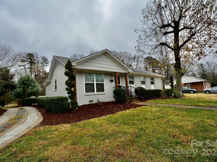 6801 Barrington Drive, Charlotte, NC 28215.  MLS# CAR4327241, YatesRealty ID 4749. 