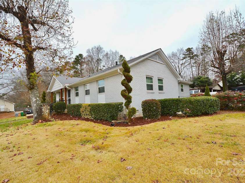 6801 Barrington Drive, Charlotte, NC 28215.  MLS# CAR4327241, YatesRealty ID 4749. 