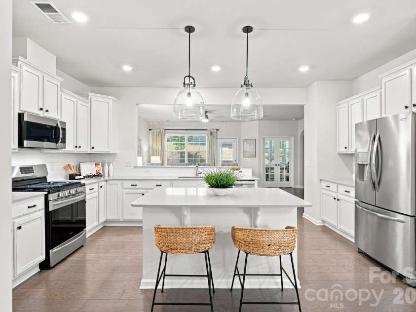 517 Cellini Place, Mount Holly, NC 28120.  MLS# CAR4408060, YatesRealty ID 47490. Breakfast bar/island