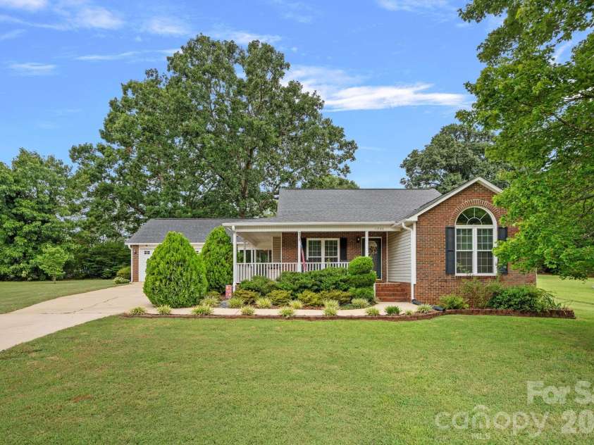 1320 Watts Drive, Charlotte, NC 28216.  MLS# CAR4415757, YatesRealty ID 47495. 