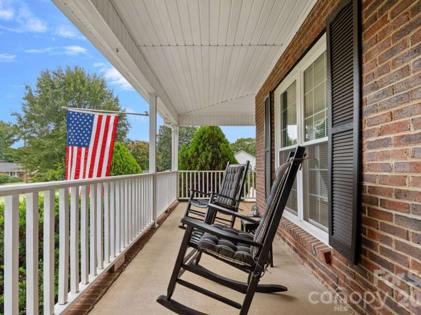 1320 Watts Drive, Charlotte, NC 28216.  MLS# CAR4415757, YatesRealty ID 47495. 