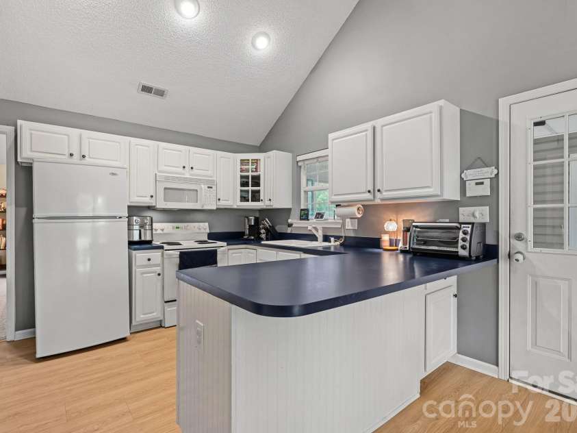 1320 Watts Drive, Charlotte, NC 28216.  MLS# CAR4415757, YatesRealty ID 47495. 