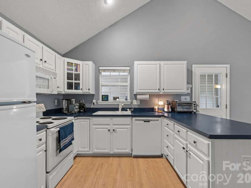 1320 Watts Drive, Charlotte, NC 28216.  MLS# CAR4415757, YatesRealty ID 47495. 
