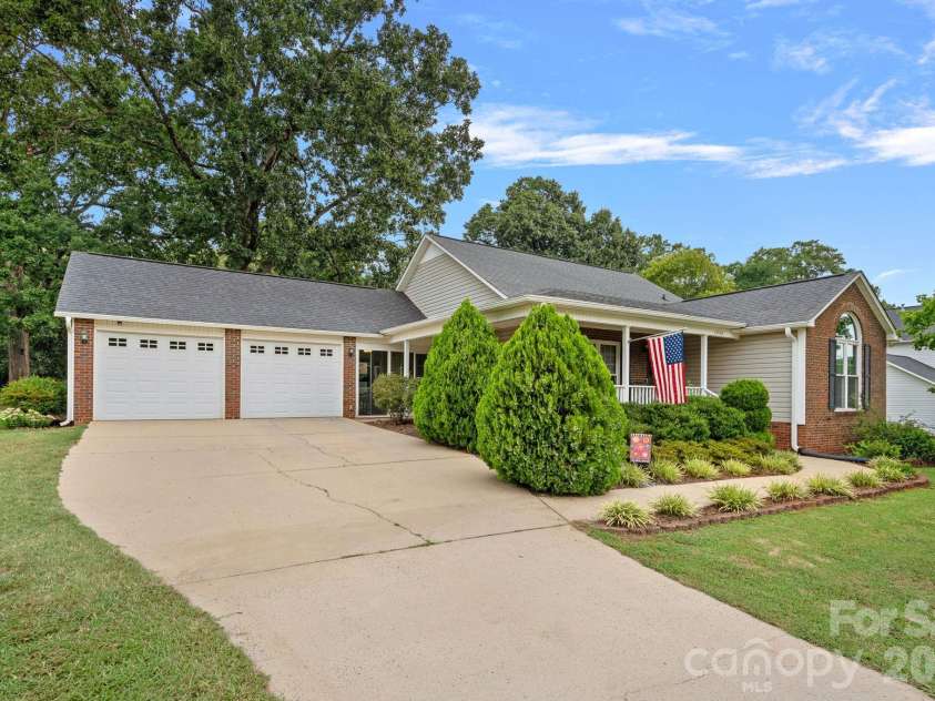 1320 Watts Drive, Charlotte, NC 28216.  MLS# CAR4415757, YatesRealty ID 47495. 