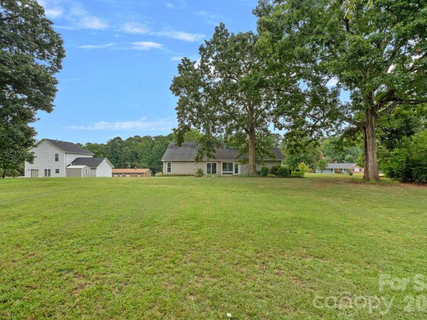 1320 Watts Drive, Charlotte, NC 28216.  MLS# CAR4415757, YatesRealty ID 47495. 