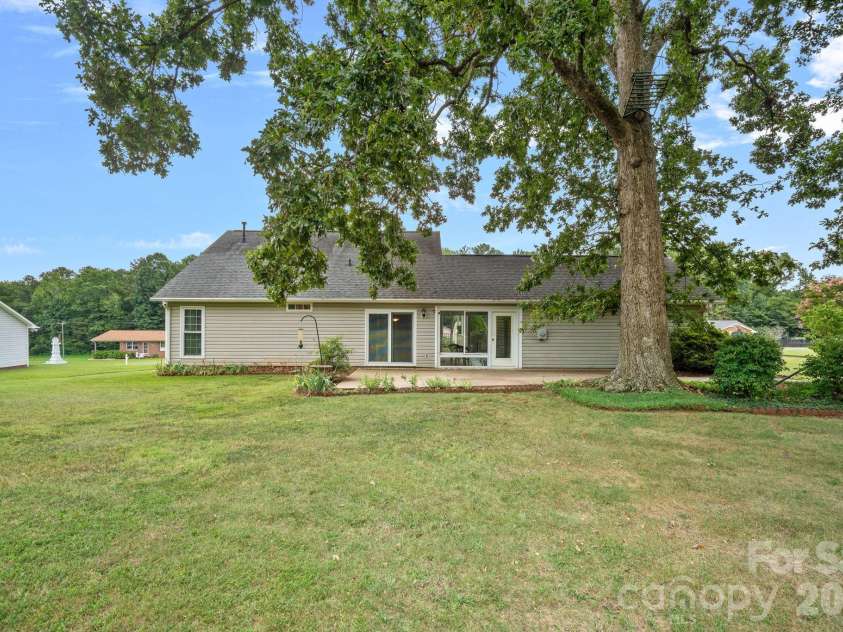 1320 Watts Drive, Charlotte, NC 28216.  MLS# CAR4415757, YatesRealty ID 47495. 