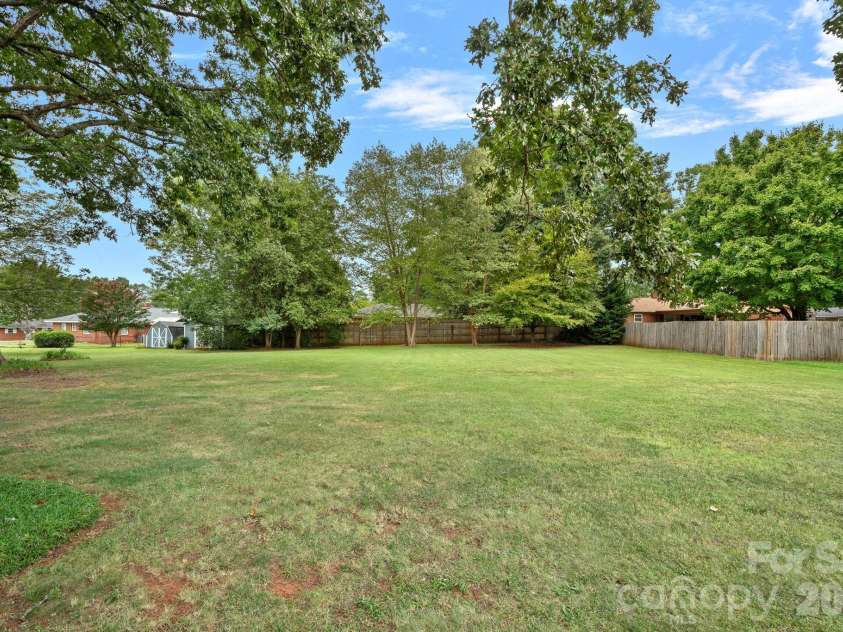 1320 Watts Drive, Charlotte, NC 28216.  MLS# CAR4415757, YatesRealty ID 47495. 