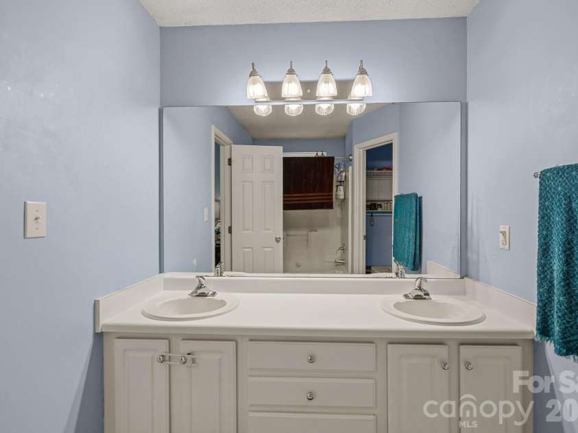 1320 Watts Drive, Charlotte, NC 28216.  MLS# CAR4415757, YatesRealty ID 47495. 