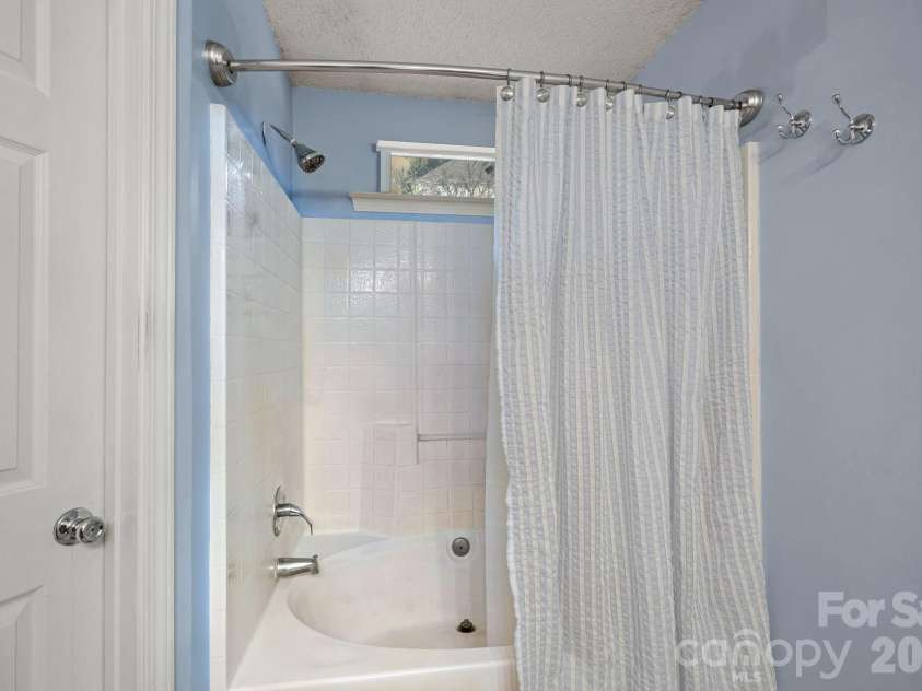 1320 Watts Drive, Charlotte, NC 28216.  MLS# CAR4415757, YatesRealty ID 47495. 