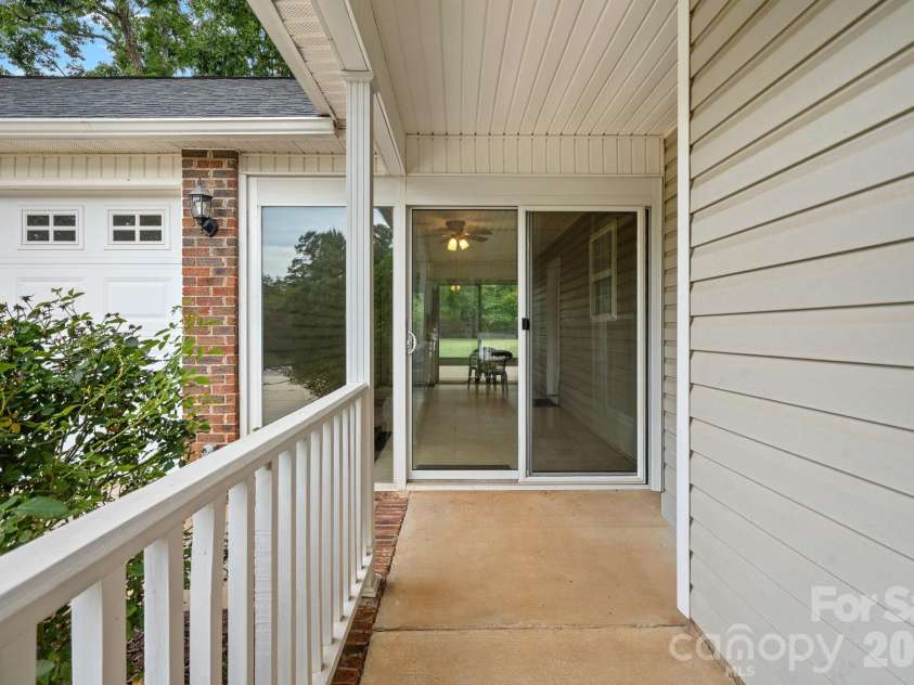 1320 Watts Drive, Charlotte, NC 28216.  MLS# CAR4415757, YatesRealty ID 47495. 