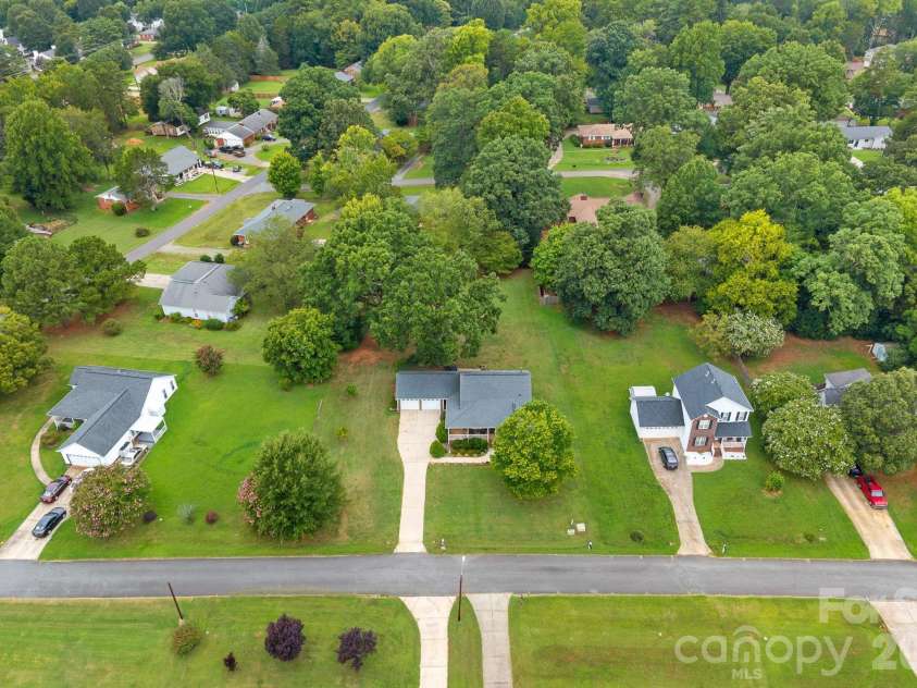 1320 Watts Drive, Charlotte, NC 28216.  MLS# CAR4415757, YatesRealty ID 47495. 