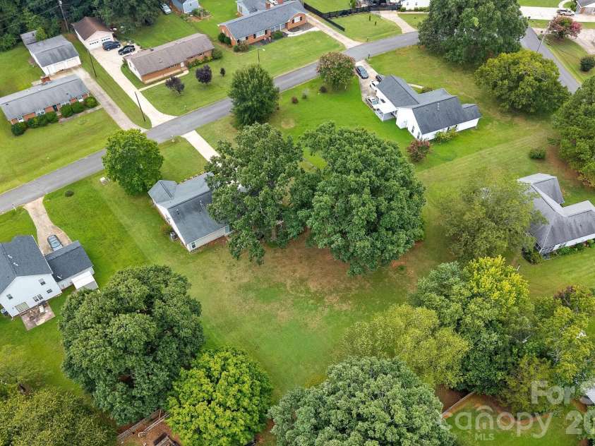1320 Watts Drive, Charlotte, NC 28216.  MLS# CAR4415757, YatesRealty ID 47495. 