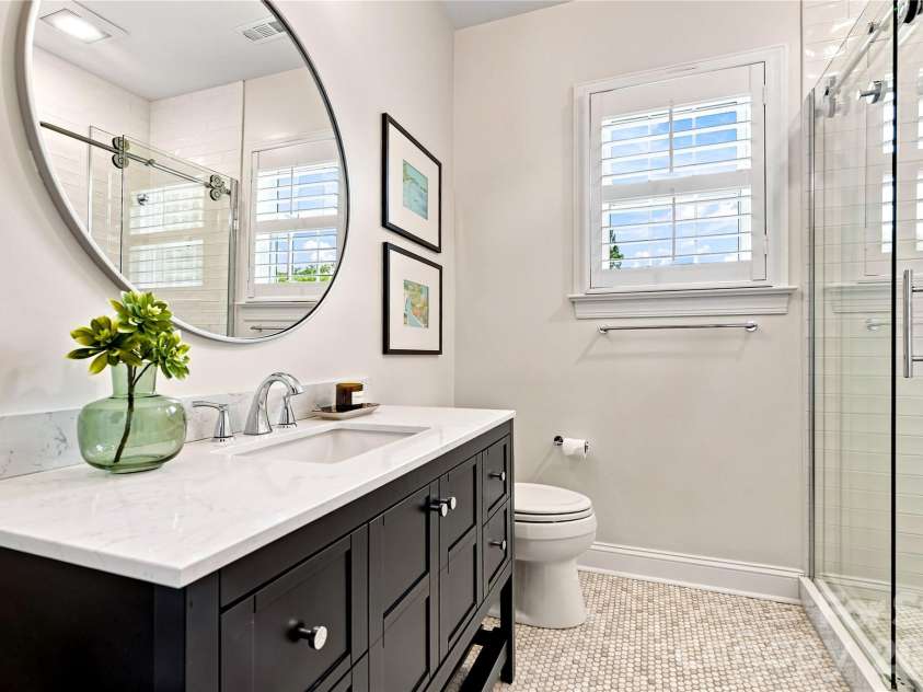 224 Kimberly Road, Davidson, NC 28036.  MLS# CAR4417649, YatesRealty ID 47497. Upstairs hall bath