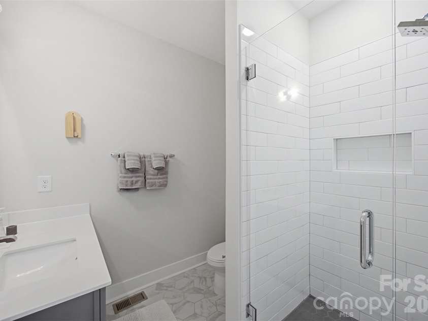 509 Strong Avenue, Charlotte, NC 28205.  MLS# CAR4418385, YatesRealty ID 47499. Secondary bathroom - 3rd floor