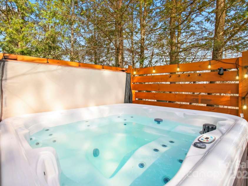 509 Seven Devils Road, Banner Elk, NC 28604.  MLS# CAR4243258, YatesRealty ID 4750. 