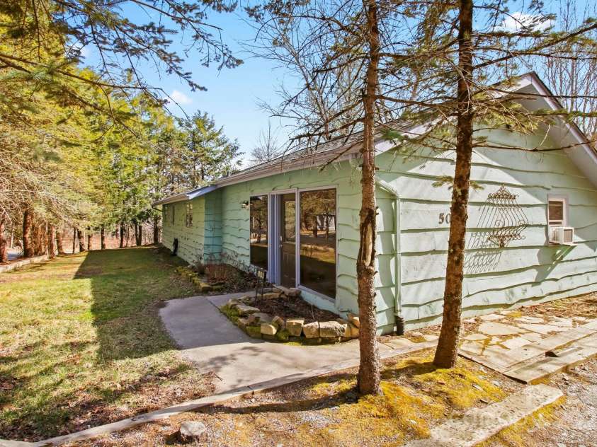 509 Seven Devils Road, Banner Elk, NC 28604.  MLS# CAR4243258, YatesRealty ID 4750. 