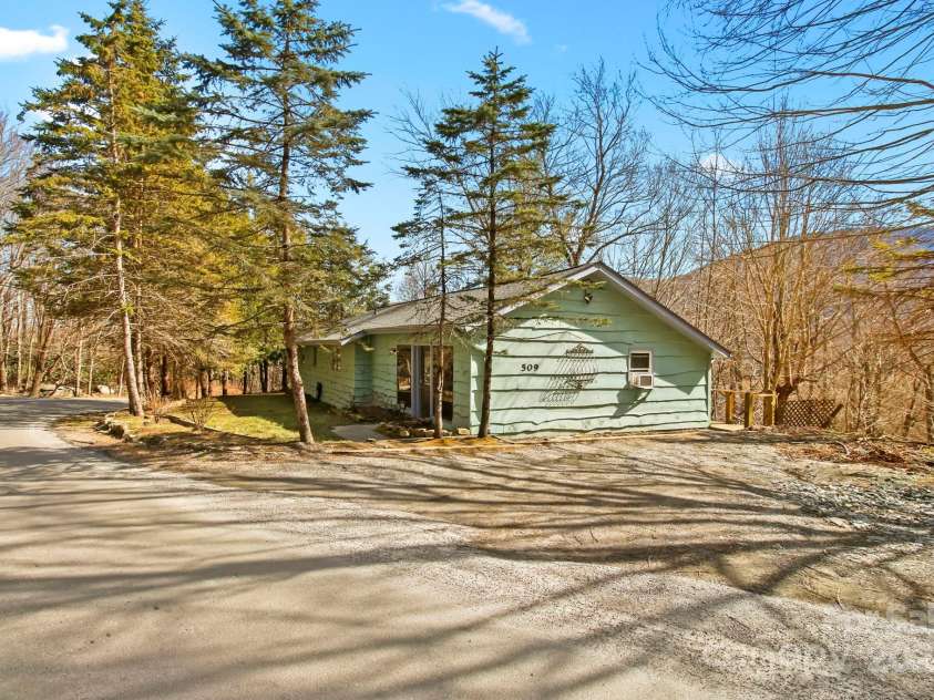 509 Seven Devils Road, Banner Elk, NC 28604.  MLS# CAR4243258, YatesRealty ID 4750. 