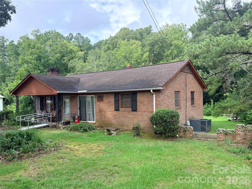 420 Hampton Road, Lancaster, SC 29720.  MLS# CAR4419257, YatesRealty ID 47500. Front Side Right