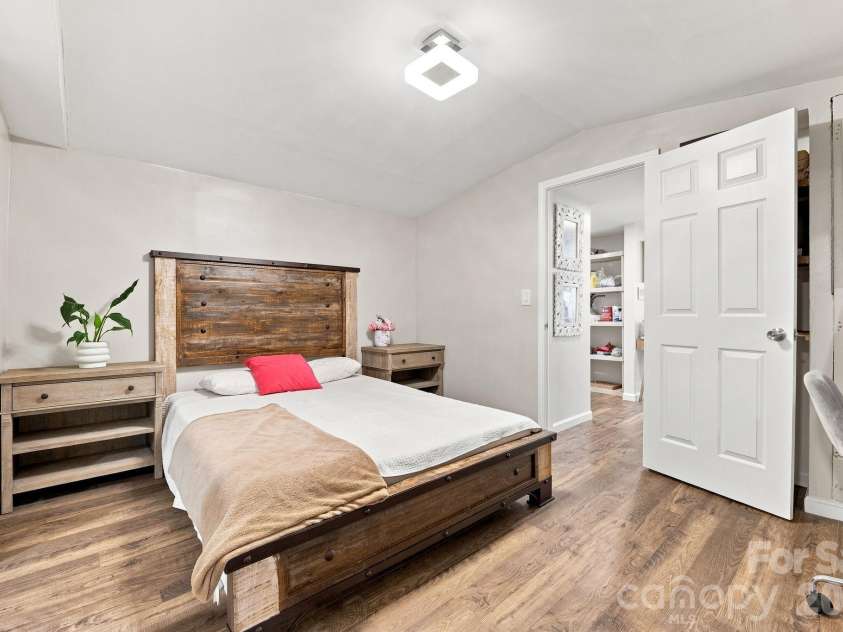 1433 Oakbrook Lane, Denver, NC 28037.  MLS# CAR4417422, YatesRealty ID 47501. Primary Bedroom